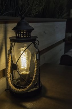 Bir barda elektrik feneri ipi sapı ile masa. Gölge ve lig