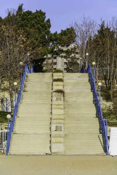 Escalera en la playa que conduce al hotel — Foto de Stock