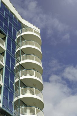 Canlı mavi gökyüzü bulutlu karşı modern bina