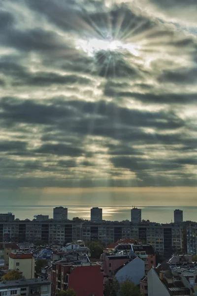 Sunray over the black sea in Varna, building of the city in the — стоковое фото