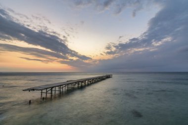Canlı bir gündoğumu denizle Bridge'de V kırık beton