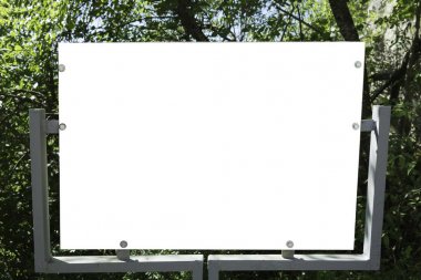 Demir billboard ormanda