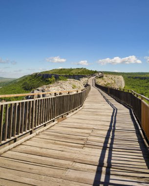 Ahşap köprü ve antik kale kapısı. Ovech Kalesi, Provadia, Bulgaristan