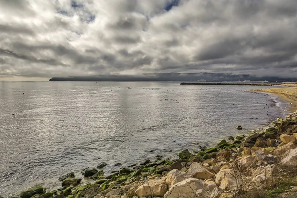 Panoramablick auf die Bucht von Varna, Strand, Felsen, Vögel, schwarzes Meer und bewölkten Himmel. — Stockfoto