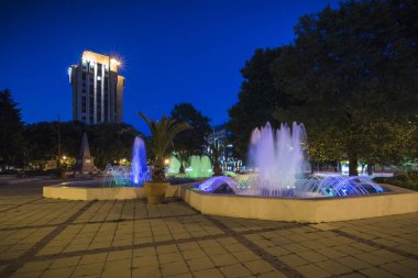 Belediye parkta çeşme ve gece ışık