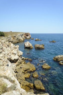 Cliff ve masmavi denizde Tyulenovo