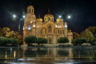 Yağmurlu gece tarafından Varna Cathedral