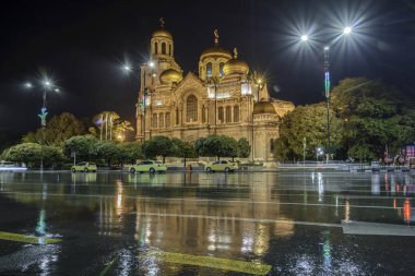 Yağmurlu gece tarafından Varna Cathedral