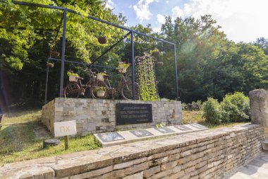 Sherba, Bulgaristan, 10 Ağustos 2015, iki Bisiklet ve bazı çok ünlü