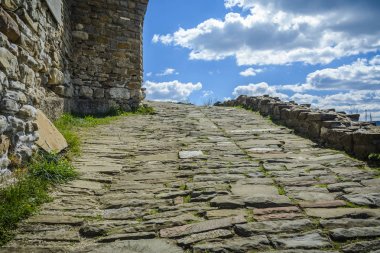 Tsarevets üstüne giden yol