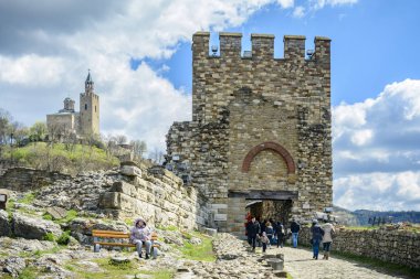 Veliko Tarnovo, Bulgaristan, 04 Nisan 2015, tsarevets kale giriş kapısı tutmak aslan ile