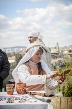 Veliko Tarnovo, Bulgaristan, 04 Nisan 2015, güzel kız göstermek nasıl Veliko Tarnovo adil, o s vintage Ortaçağ kıyafetlerle hasır sepet örmeye .