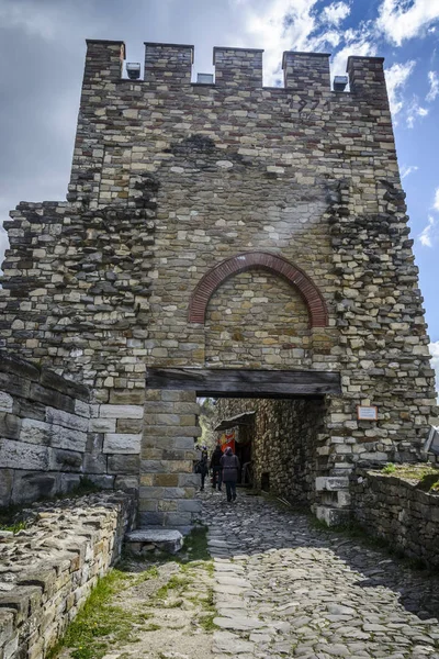 Veliko Tarnovo, Bulgaristan, 04 Nisan 2015, tsarevets kale giriş kapısı tutmak aslan ile