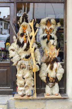 Veliko Tarnovo, Bulgaristan - 03 Nisan 2015: Kukeri kostüm bir dükkan önünde. Geleneksel Kukeri kostüm onlar kötü ve kötü şans korkutup breznik karnavalda görülür.