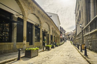 Veliko Tarnovo, Bulgaristan, 03 Nisan, 2015: Georgi Sava Rakovski sokak, turist ve tüccar Veliko Tarnovo, Bulgaristan'ın en ünlü caddesi.
