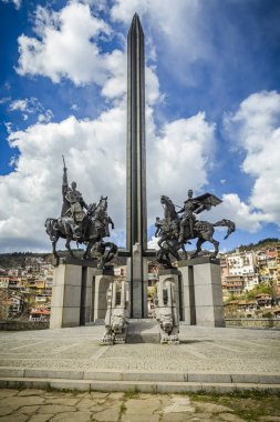 Veliko Tarnovo tarafından geleneksel evleri çevreleyen Asenevtsi Anıtı