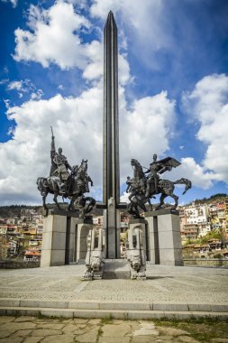 Veliko Tarnovo tarafından geleneksel evleri çevreleyen Asenevtsi Anıtı. Bulgaristan