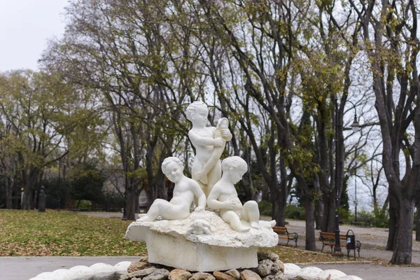 VARNA, BULGARIA, 26 NOVEMBRE 2014: La Fontana delle Sirene nel Giardino del Mare di Varna — Foto Stock