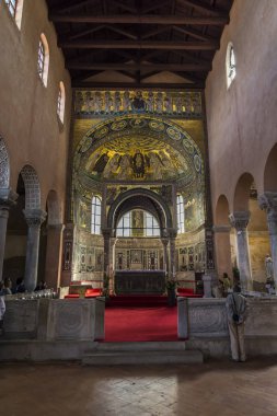 Porec, Hırvatistan, 24 Eylül 2017: Euphrasian Basilica - tipik Bizans Apsis mozaikleri tarafından dekore edilmiş var tüm kelime turist etrafında Nemrud'ta.