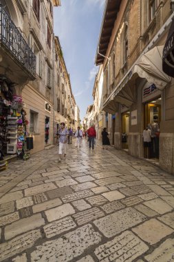 Porec, Hırvatistan, 24 Eylül 2017: Porec eski street ziyaret ve mal tüccardan satın alma turizm.