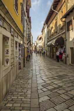Porec, Hırvatistan, 24 Eylül 2017: Porec eski street ziyaret ve mal tüccardan satın alma turizm.