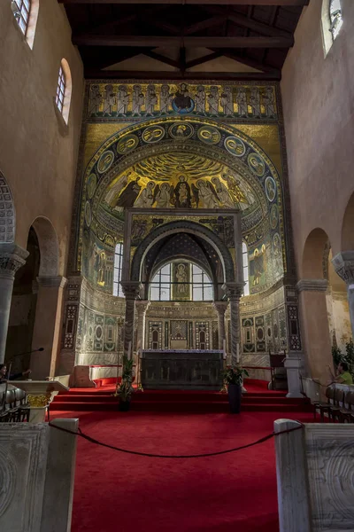 Porec, Hırvatistan, 24 Eylül 2017: Euphrasian Basilica - tipik Bizans Apsis mozaikleri tarafından dekore edilmiş var tüm kelime turist etrafında Nemrud'ta.