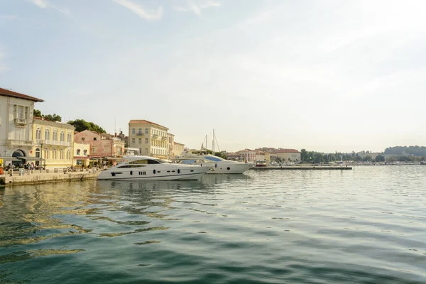 Porec, Hırvatistan, 24 Eylül 2017: Porec Marina iskelede yürüyüş ve lüks yat arayan turist.