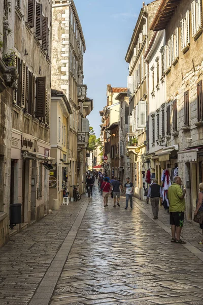 Porec, Hırvatistan, 24 Eylül 2017: Porec eski street ziyaret ve mal tüccardan satın alma turizm.
