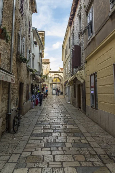 Porec, Hırvatistan, 24 Eylül 2017: Porec eski street ziyaret ve mal tüccardan satın alma turizm.