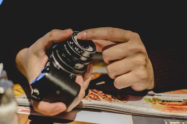 Unknown person holding a Camera with a vintage lens. — Stock Photo, Image