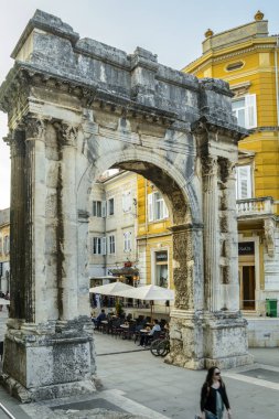 Pula, Hırvatistan, 27 Eylül 2017: Turistik bir barda kemer o altında