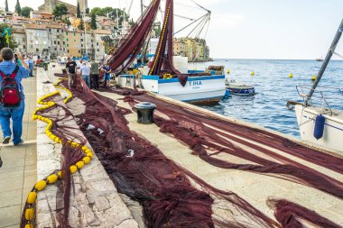 Rovinij, Hırvatistan, 27 Eylül 2017: Fisher içinde üstünde belgili tanımlık rıhtım vardır 