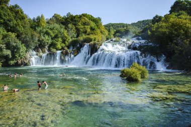 Krka, Hırvatistan, 28 Eylül 2017: t altında banyoda turizm