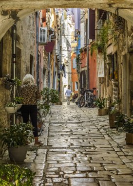 Rovinj, Hırvatistan, 27 Eylül 2017: Rovinj eski bir Arnavut kaldırımlı sokakta yürürken bilinmeyen kişi.