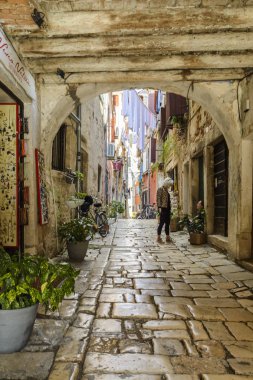 Rovinj, Hırvatistan, 27 Eylül 2017: Rovinj eski bir Arnavut kaldırımlı sokakta yürürken bilinmeyen kişi.