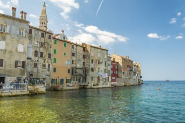 Rovinj, Hırvatistan, 27 Eylül 2017: Rovinj eski şehir sahil üzerinde bir restoranda yemek bilinmeyen insanlar.