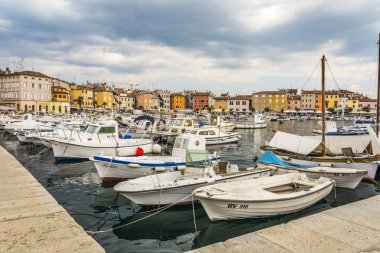 Rovinj, Hırvatistan, 27 Eylül 2017: Marinada görünümünü  