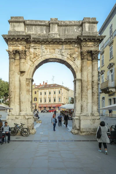 Pula, Chorvatsko, 27 září 2017: Turista v baru pod obloukem o — Stock fotografie