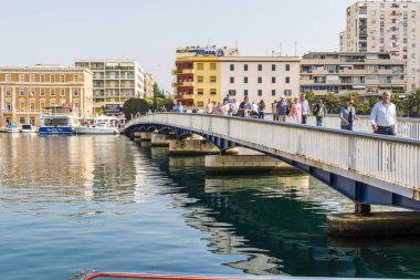 Trogir, Hırvatistan, Ekim 01. 2017: bilinmeyen insanlar trogir tarihi kent merkezine giden köprü yürüyüş.