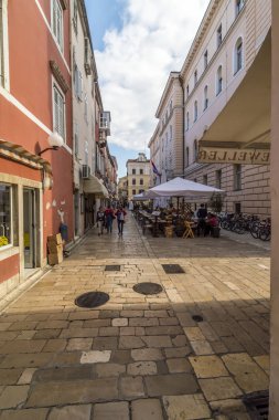 Zadar, Hırvatistan, 02 Ekim 2017: zadar s üzerinde yürüyen turist