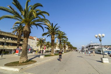 Trogir, Hırvatistan, Ekim 01. 2017: turist ziyaret büyük lüks yat ve harika palmiye ağacı ile Marina.