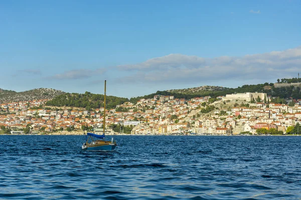 Malé plachetnice plachtění moře u města Šibenik — Stock fotografie