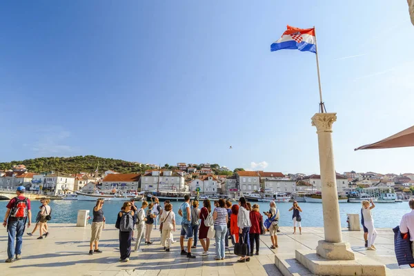 Split, Chorvatsko, 01. říjen 2017: turistické chůzi na nábřeží a focením Marina Split poblíž vlajka Chorvatska. — Stock fotografie