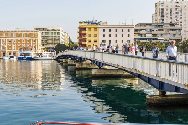 Trogir, Hırvatistan, Ekim 01. 2017: bilinmeyen insanlar trogir tarihi kent merkezine giden köprü yürüyüş.