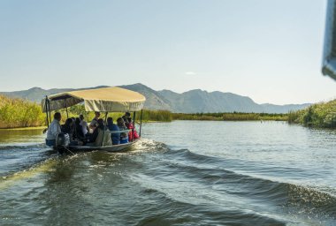 Neretva, Hırvatistan, 30 Eylül 2017: tekne safari ile turist o