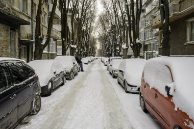 Varna, Bulgaristan sokakta kar ile kaplı araç.