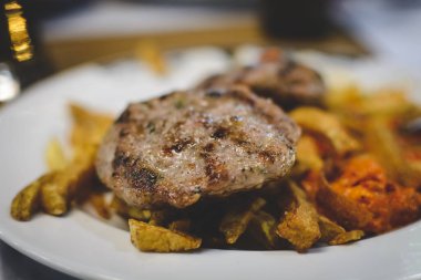 Bulgaristan geleneksel et topu kufte patates kızartması ve UD ile