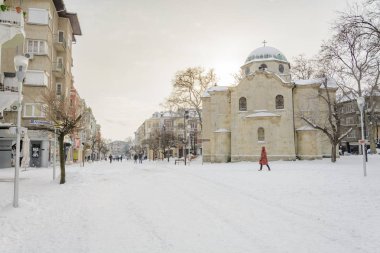 Varna, Bulgaristan, 28 Şubat 2018: Varna karlı geçit kar fırtınası sonra yürüyüş bilinmeyen bir kişi. Sevastopol Meydanı.