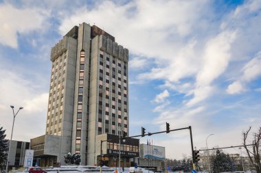 Varna, Bulgaristan, 28 Şubat 2018: blizzard fırtına ve soğuk sıcaklıklarda sonra kaplı Varna Belediye Binası