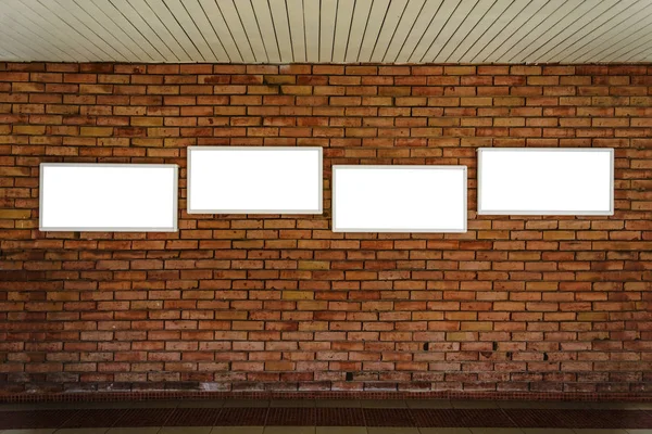 Cuatro marco en blanco se burlan de una pared de ladrillo . —  Fotos de Stock